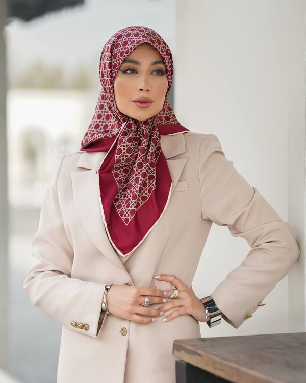 لاک زرشکی با روسری زرشکی