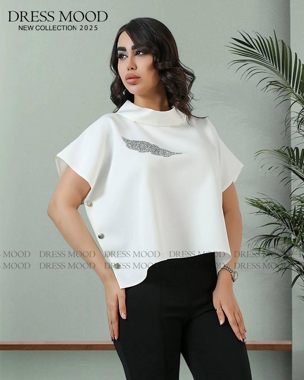 پانچو زنانه سفید طرح پر برجسته