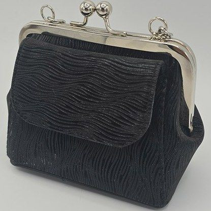 خرید و قیمت کیف کوچک زنانه در اندازه 24 در 18 دارای بند بلند