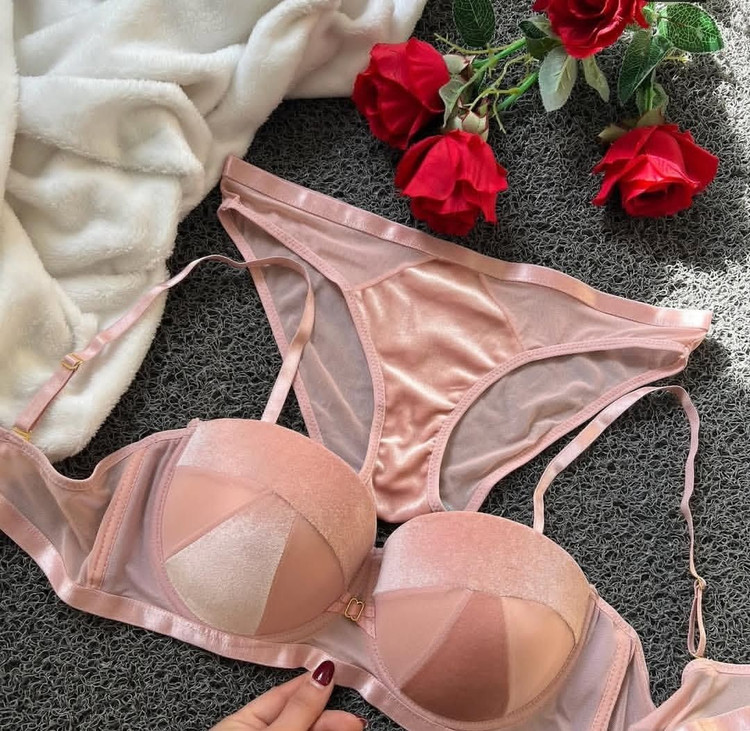 خرید و قیمت ست شورت و سوتین اسفنجی صورتی