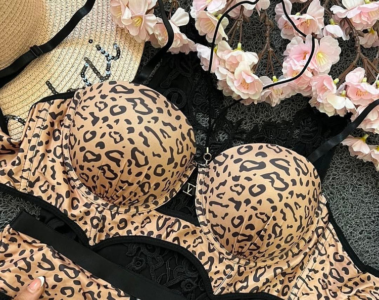 ست شورت و سوتین چرم اسفنجی پشت گردنی کد ۳۱۰۵۱