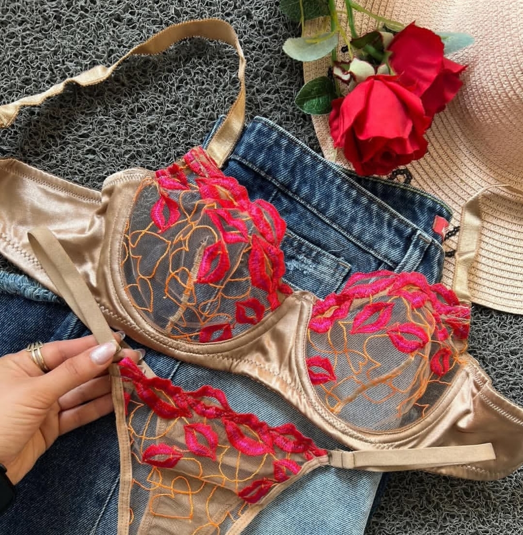 ست شورت و سوتین طرح لب سرخ