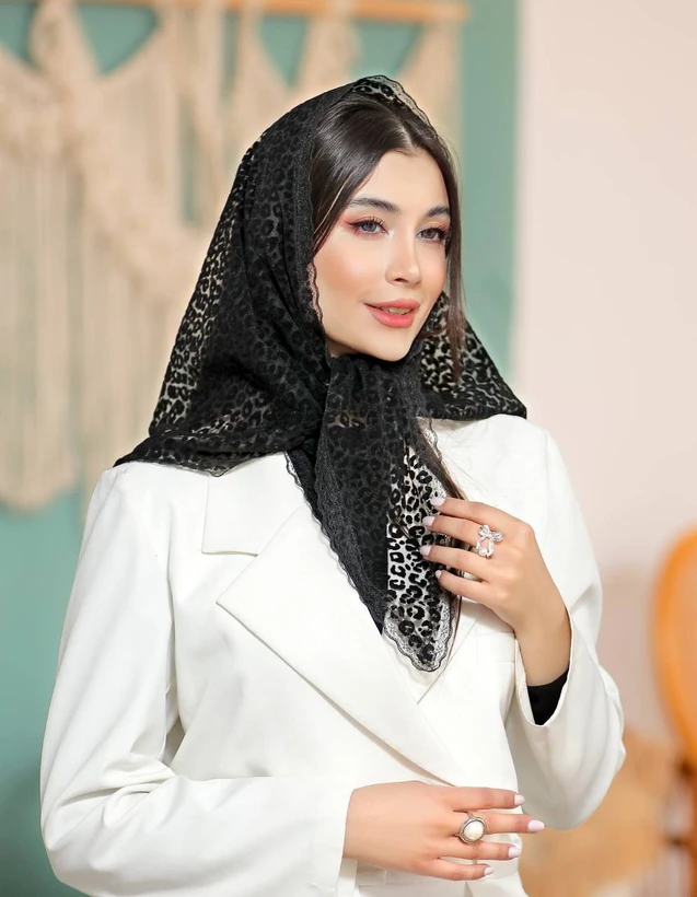 روسری سه گوش قواره ۸۰ مشکی حریر مخمل