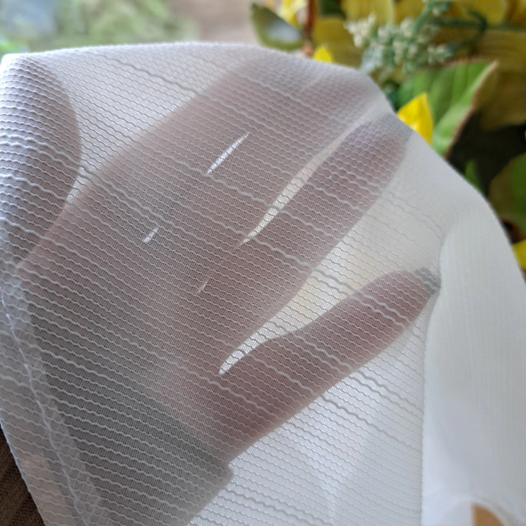 مینی اسکارف حریر ژولی سفید و مشکی ابعاد 70 در 100 سانتیمتر دانتل دوزی شده