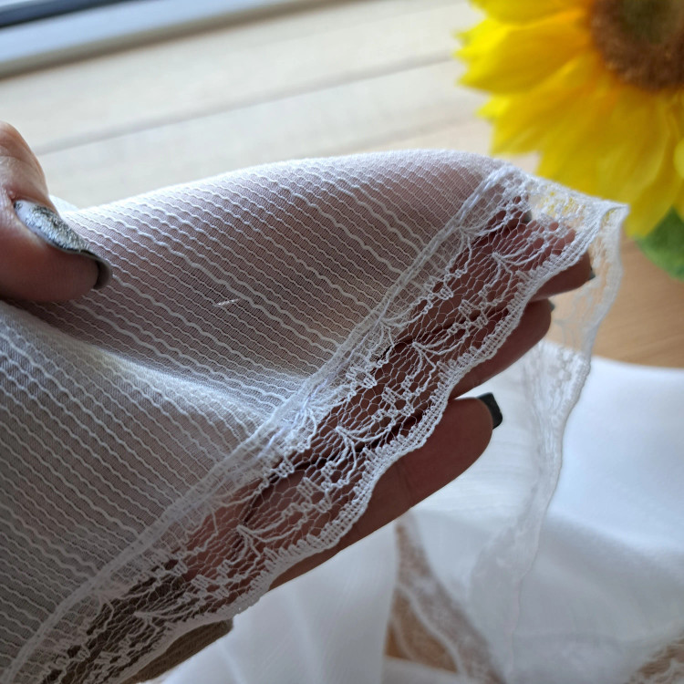 مینی اسکارف حریر ژولی سفید و مشکی ابعاد 70 در 100 سانتیمتر دانتل دوزی شده